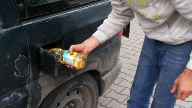 Românii își alimentează mașinile cu ulei alimentar