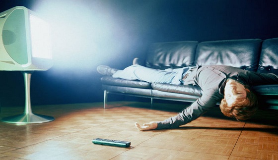 Dormi cu televizorul aprins? Acest obicei iți poate afecta grav sănătatea