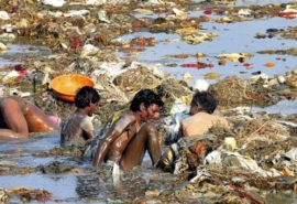 De ce indienii poluează fluviul Gange?