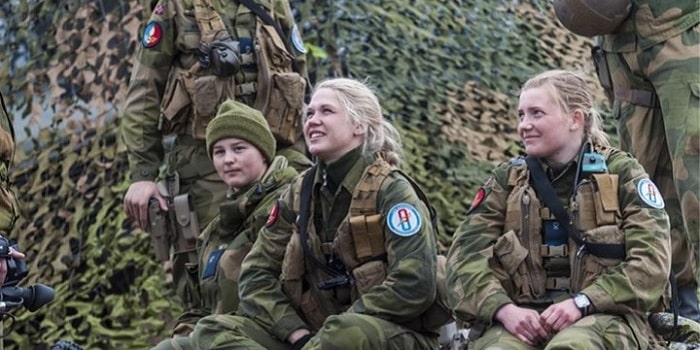Femeile din armata norvegiană mănâncă și dorm cu bărbații