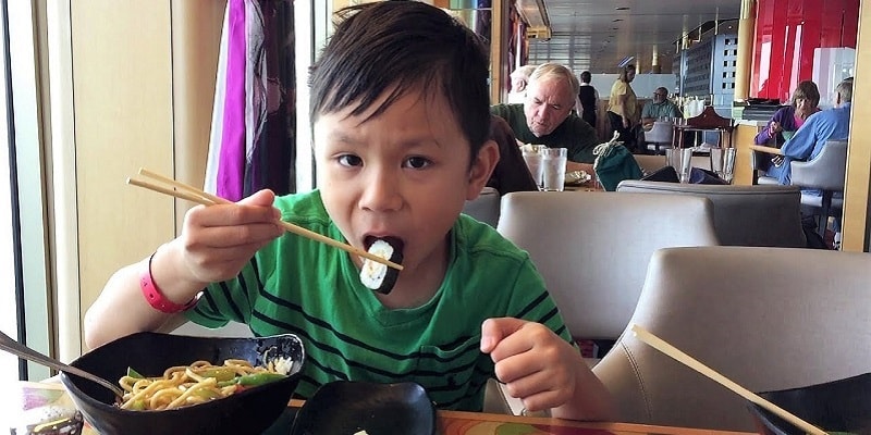 De ce est-asiaticii mănâncă cu bețișoare?