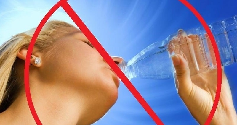 6 situații în care NU ar trebui să bei apă