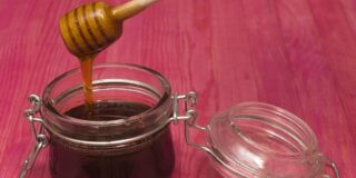 Cum se deosebește mierea naturală de cea falsă?
