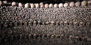 Catacombele din Paris | De ce există 6 milioane de schelete în tunelurile de sub Orașul Luminilor