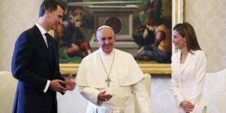 Doar 7 femei din lume au dreptul să poarte alb în fața Papei