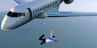 Ce se întâmplă dacă sari dintr-un avion fără parașută și cazi în mare?